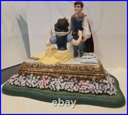 Defective Wdcc Snow White And The Seven Dwarfs A Kiss Brings Love A Prin G3d