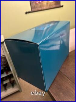 Very Rare Walt Disney Classics-Queen/Reine-New in Box, with COA #1212069