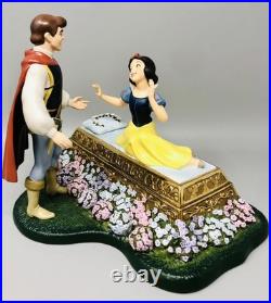 WDCC A Kiss Brings Love Anew Snow White & Prince Charming withBox & COA