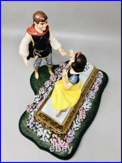 WDCC A Kiss Brings Love Anew Snow White & Prince Charming withBox & COA