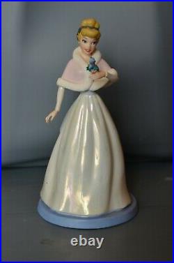 WDCC Cinderella The Gift of Kindness Holiday Princess Figurine Walt Disney