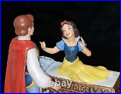 WDCC Disney A KISS BRINGS LOVE ANEW Snow White Ltd Ed 1650 figure No damage