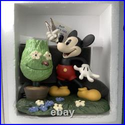 WDCC Mickey Cuts Up A Little Off the Top N. L. E. & Minnie's Garden withWDCC Pin
