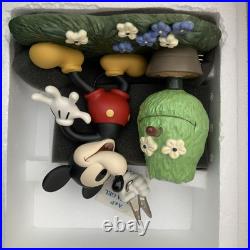 WDCC Mickey Cuts Up A Little Off the Top N. L. E. & Minnie's Garden withWDCC Pin