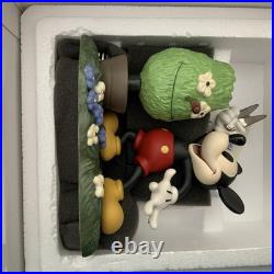 WDCC Mickey Cuts Up A Little Off the Top N. L. E. & Minnie's Garden withWDCC Pin