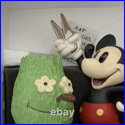 WDCC Mickey Cuts Up A Little Off the Top N. L. E. & Minnie's Garden withWDCC Pin