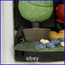 WDCC Mickey Cuts Up A Little Off the Top N. L. E. & Minnie's Garden withWDCC Pin