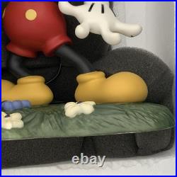 WDCC Mickey Cuts Up A Little Off the Top N. L. E. & Minnie's Garden withWDCC Pin