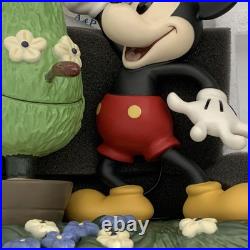 WDCC Mickey Cuts Up A Little Off the Top N. L. E. & Minnie's Garden withWDCC Pin