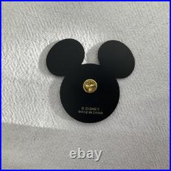 WDCC Mickey Cuts Up A Little Off the Top N. L. E. & Minnie's Garden withWDCC Pin