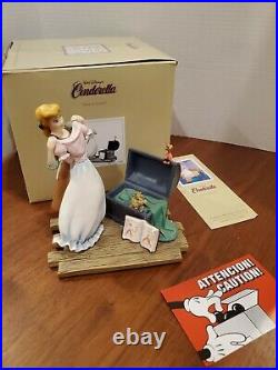 Walt Disney Classics Story Book CINDERELLA Isn't it Lovely Figurine in box