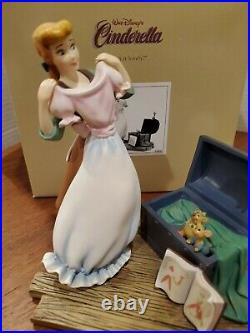 Walt Disney Classics Story Book CINDERELLA Isn't it Lovely Figurine in box
